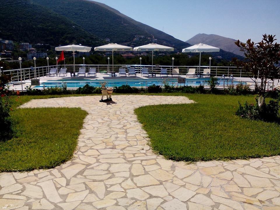 Hotel Vila Kafe Lukovë Exteriör bild